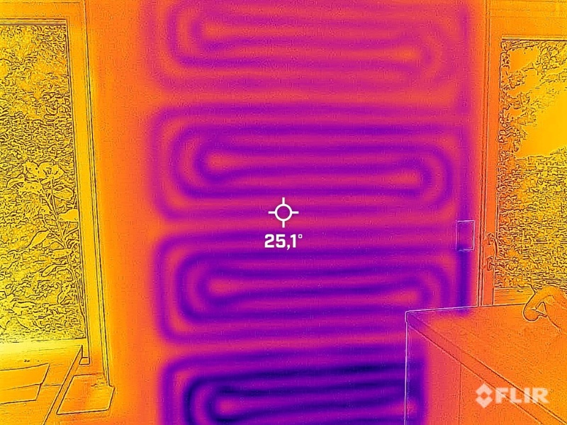 Mit einer Wandheizung können Sie ihre Wohnung im Sommer kühlen Wärmebild zeigt, wie kaltes Wasser durch die Rohre der Wandheizung nach oben steigt und Wohnung kühlt