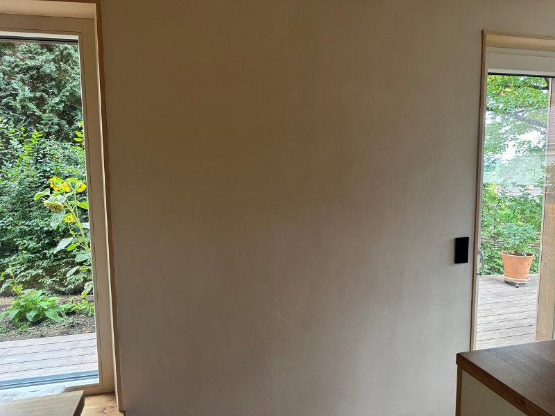 Wohnung kühlen ohne sichtbare Klimaanlage Wand ohne sichtbaren Heizkörper und Klimagerät