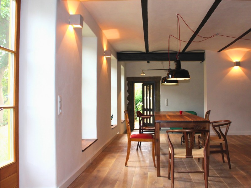 Esszimmer ohne sichtbare Heizkörper Nach dem Einbau der WEM-Wandheizung hat das Esszimmer keine sichtbaren Heizkörper mehr