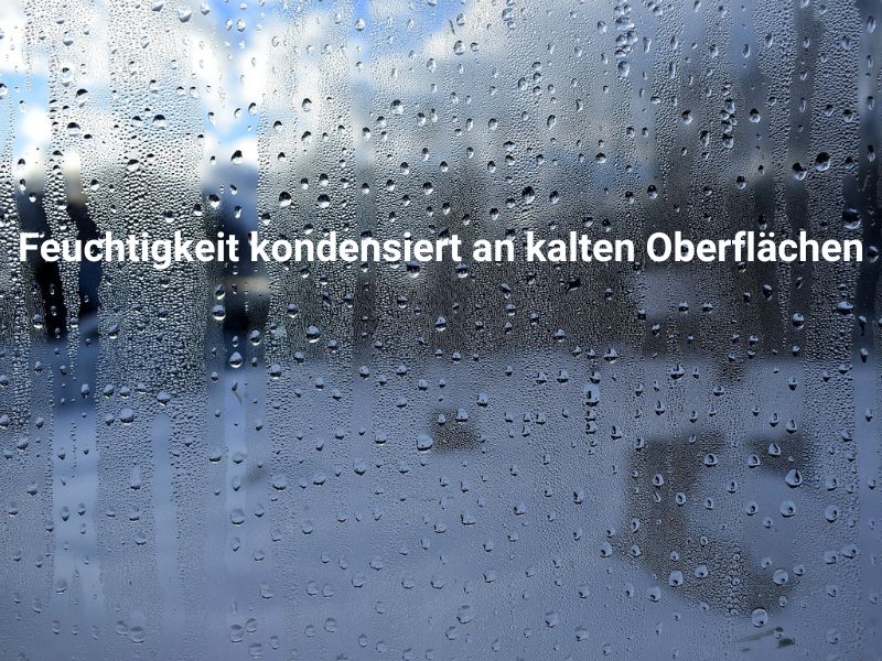 Die Feuchtigkeit kondensiert an kühlen Oberflächen wie z. B. am Badspiegel Die Feuchtigkeit kondensiert an kühlen Oberflächen wie z. B. am Fenster oder Badspiegel