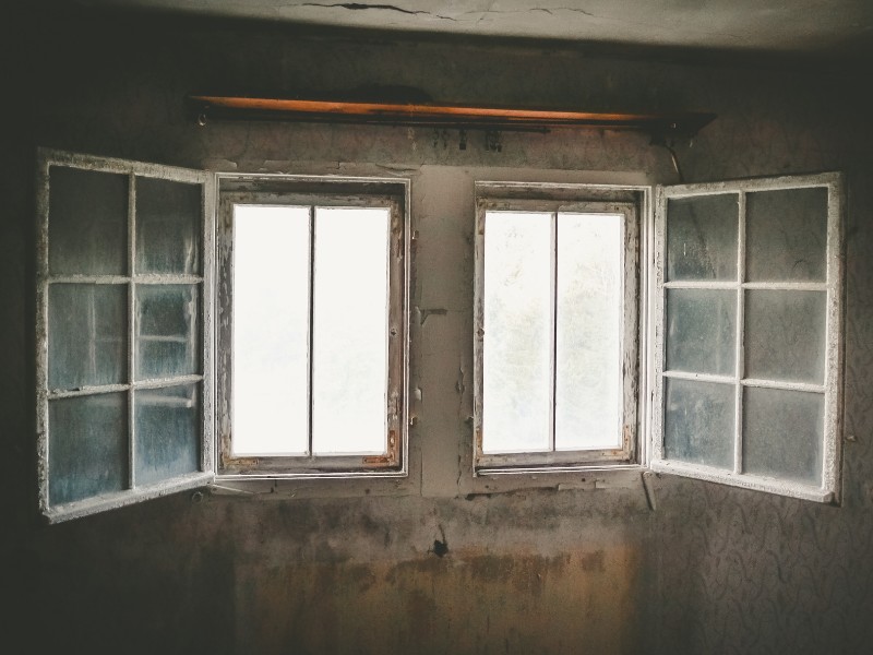 Lüften Sie Ihren Keller wenn die Außenluft kühl und trocken ist Zwei Kellerfenster sind weit geöffnet zum Lüften.