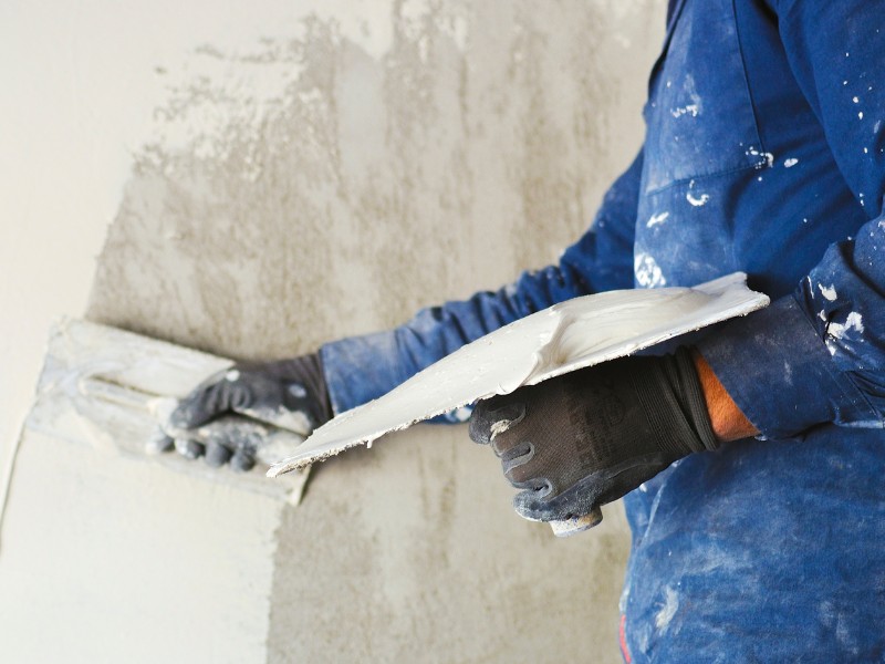 Reiner Kalkputz kann Feuchtigkeit puffern und schützt vor Schimmel Eine Wand wird mit reinem Kalkputz verputzt