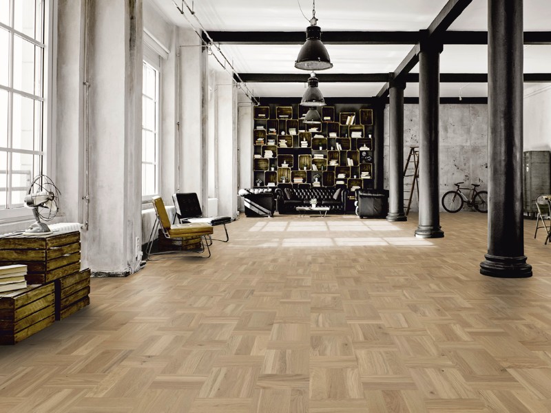 Das Loft erhält durch den Parkettboden im Flecht-Design eine wohnliche Atmosphäre