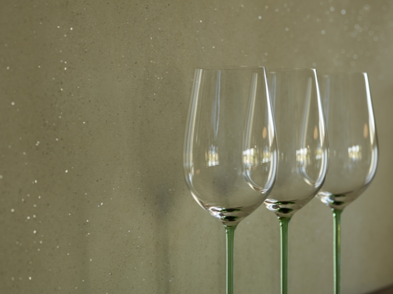 Lehm-Designputz mit Strukturelementen Lehm-Designputz mit Strukturelementen auf graugrüner Wand von Claytec