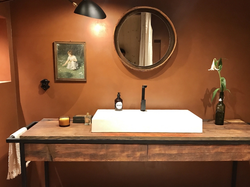 Yosima-Farbspachtel für wasserabweisende Wand im Bad Yosima-Farbspachtel für wasserabweisende Wand aus Lehm im Bad