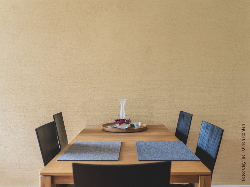 Lehmputz mit modernem Look durch dezente Struktur mit Querstreifen  Esszimmer mit Lehmfeinputz in Beige mit dezenten Querstreifen von ClayTec
