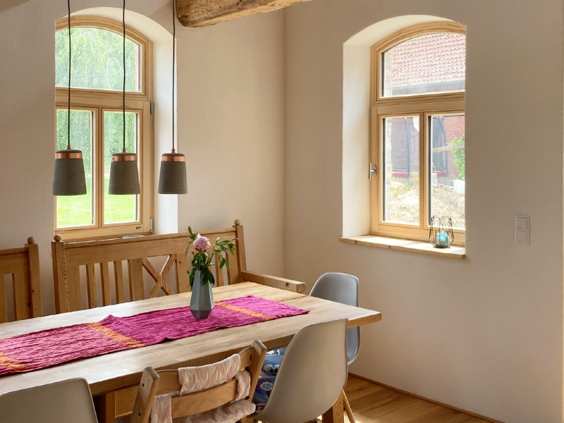 Wohnliches Esszimmer mit Lehmputz Lehmputz von Claytec im wohnlichen Esszimmer nach Sanierung eines Fachwerkhauses bei Hannover