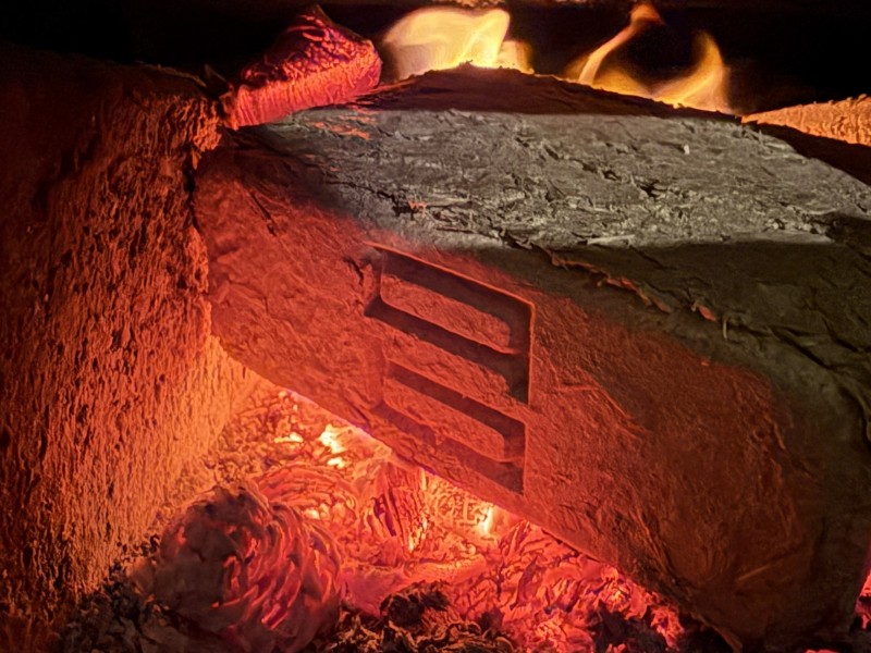 Hartholzbriketts von Berg & Berg verbrennen langsam im Ofen